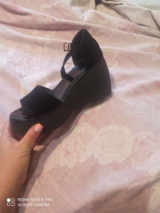 Продам босоножки