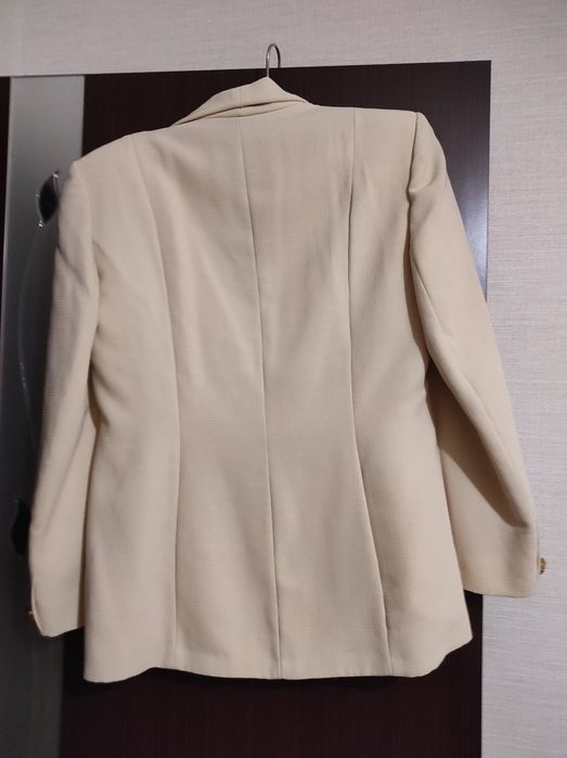 Піджак жіночий кремового кольору