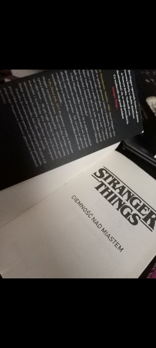 książki Stranger Things Ciemność nad miastem&wszyscy mówią na mnie Max