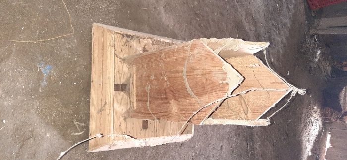 Comedouros em zinco e outros de madeira