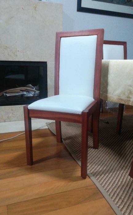 2 Dining Room Chairs in Wood and White Leather