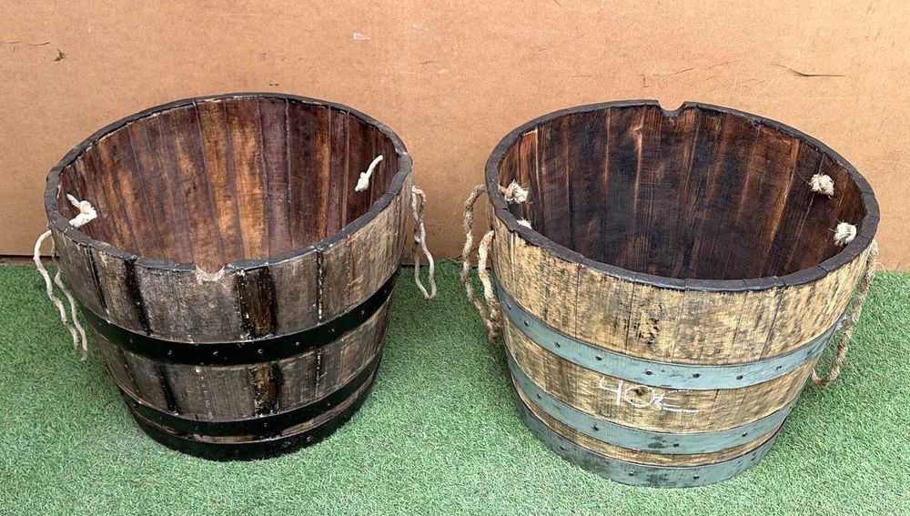 Celhas antigas, cestos ou floreiras, meia pipa