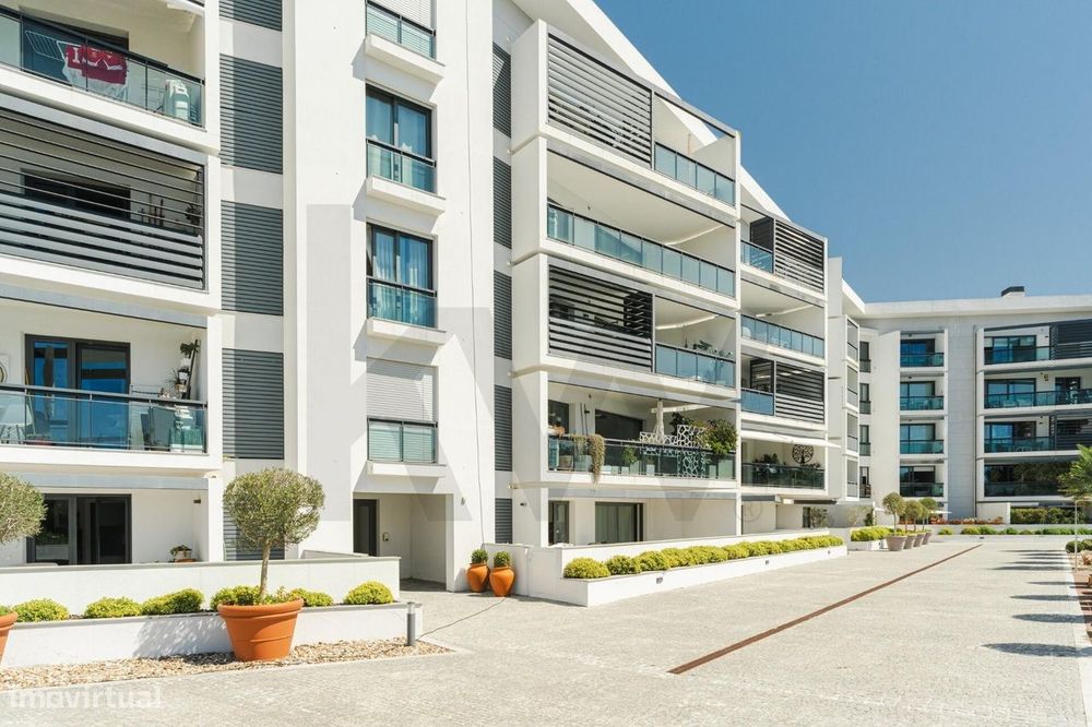 T2 com suite, varanda e 2 lugares de garagem — Condomínio com piscina,