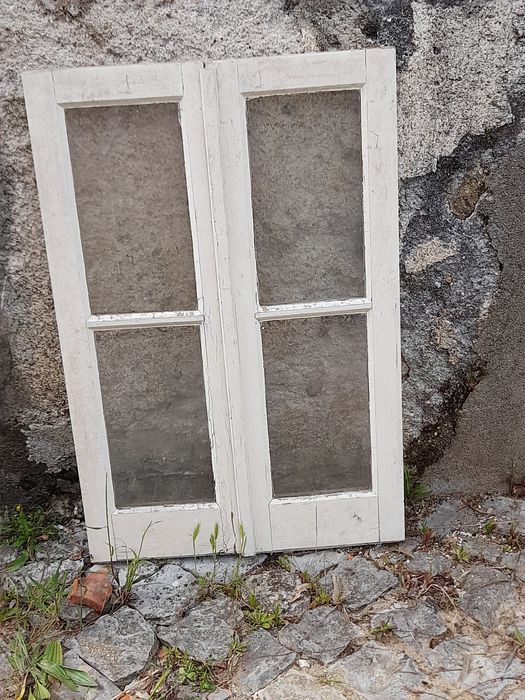 Janela de madeira maciça duas folhas.