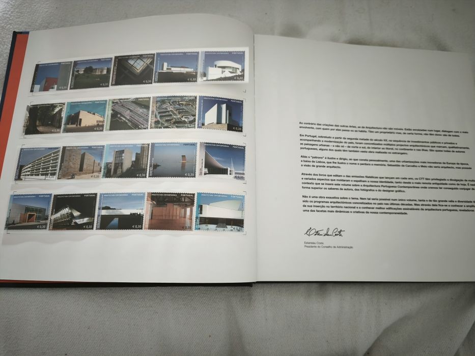 Livro de Filatelia "Arquitetura portuguesa contemporânea"