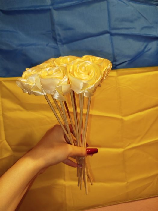 букет троянд з атластної стрічки