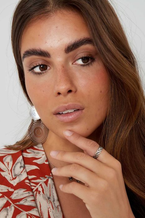 Anel Prateado Trançado – Um Toque de Charme e Elegância