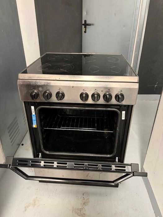Fogão elétrico Indesit com placa vitrocerâmica e forno