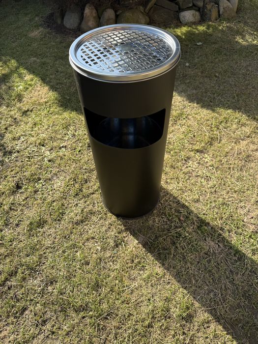 Wolnostojacy kosz na smieci z wbudowana popielniczką