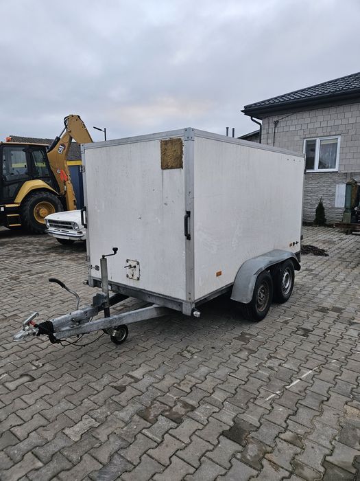 Przyczepka samochodowa zamknięta