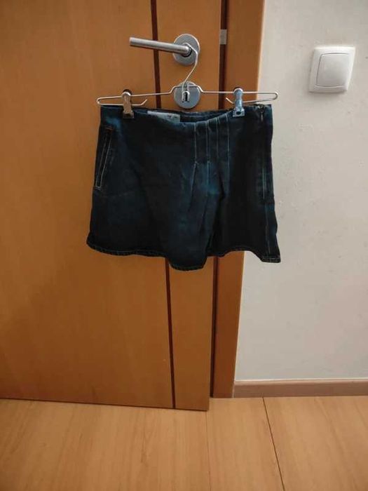 calções de ganga com pregas da coleção Zara Kids, concebidos para o tamanho 11-12 anos