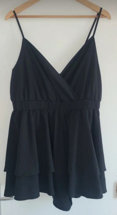 Macacão calção com tapa de alças preto com elástico abaixo do peito