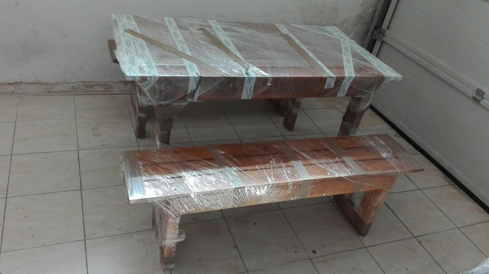 Mesa de madeira com 2 bancos corridos.