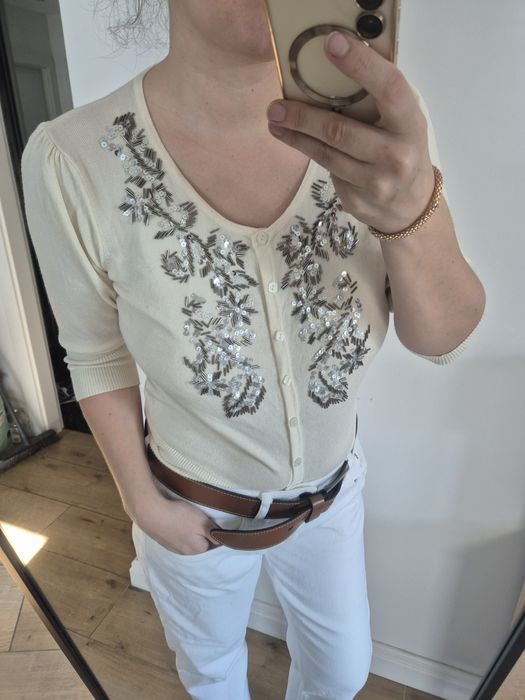 Sweter kremowy z cekinami futurystyczny wiskoza viscose do pracy