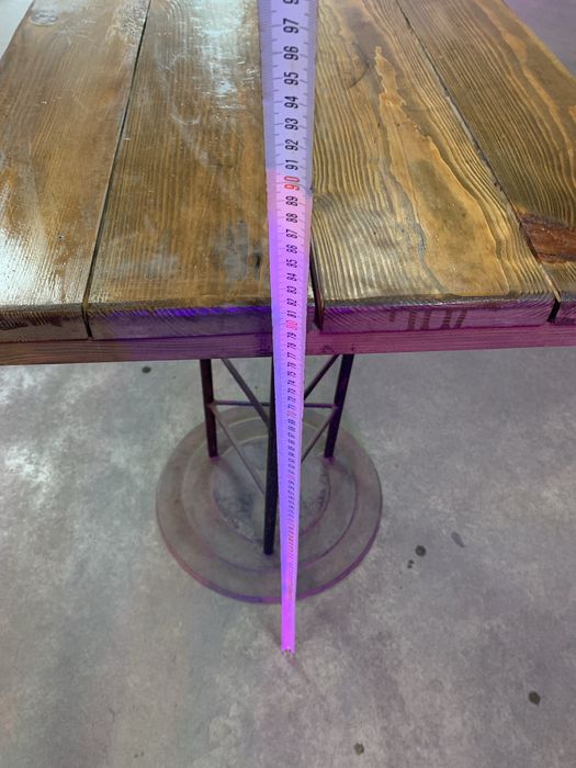 Стіл деревяний ,дуже міцний і тяжкий залізна ніжка сверху дерево