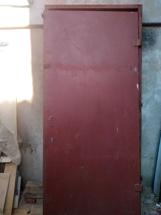 Двери 1 м на 2,25 м металические