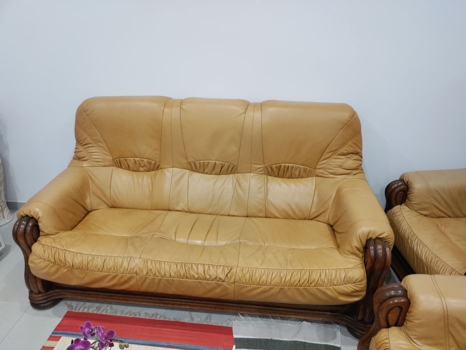 Sofás em pele e madeira maciça