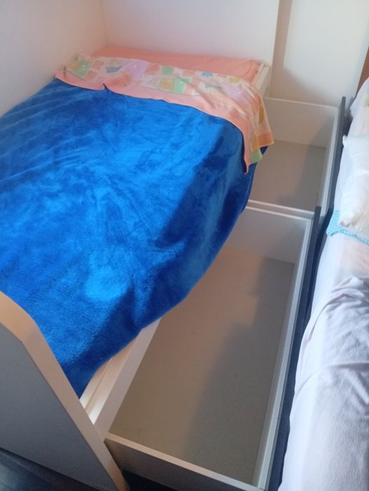 Cama de criança com gavetas por baixo