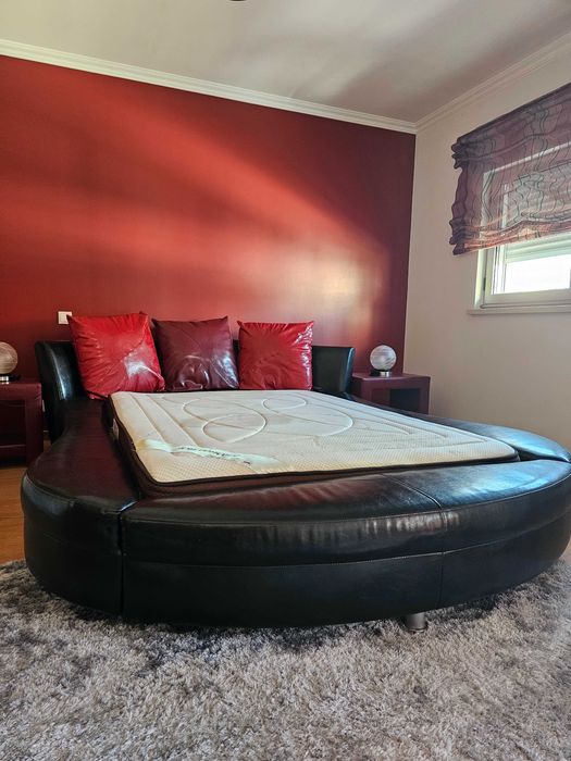 Cama oval com estrado