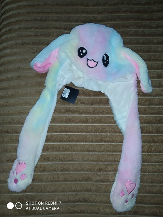 Шапка , внизу нажимається вуха піднімаються