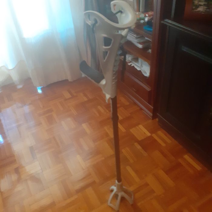Muleta ou bengala com tripé