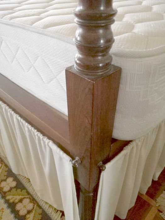 Cama antiga em madeira exótica