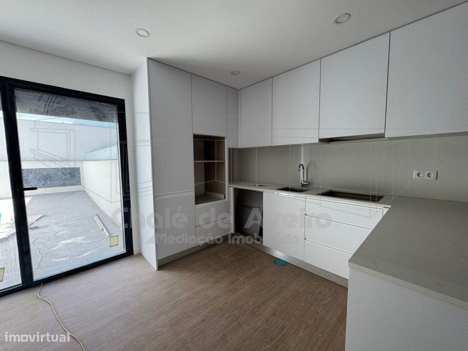 Apartamento T2 com Terraço, 2 lugares de garagem e Arrumo | Esgueir...