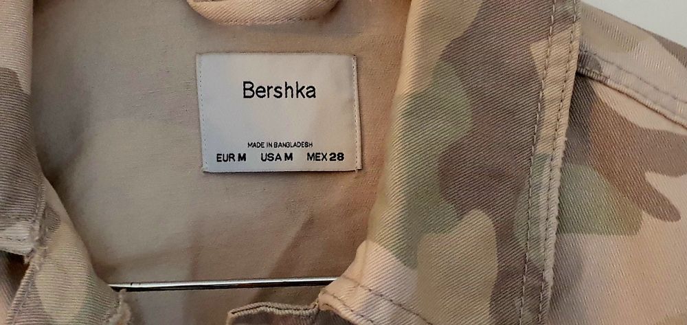 Casaco corto femenino BERSHKA