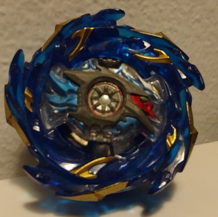 Bonecos e Beyblades