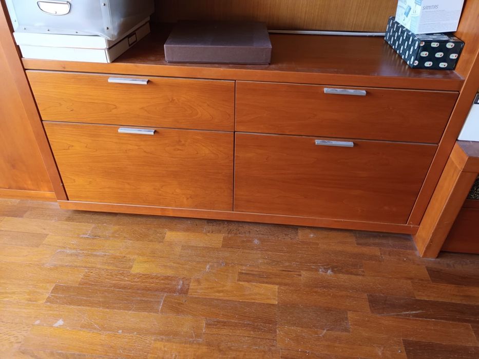 Estante com Prateleiras em Cerejeira