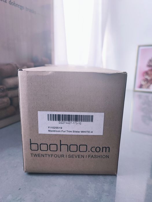 Nowe białe klapki z futrem Boohoo - rozm. 36,5