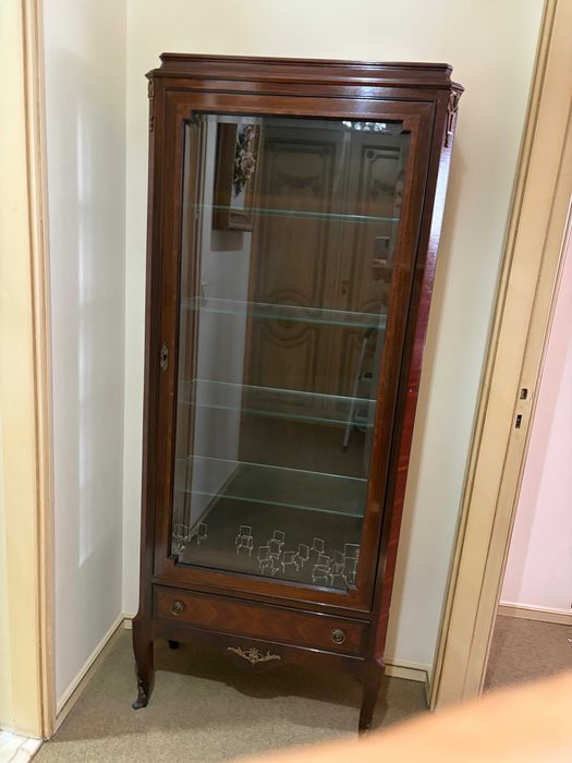 Vitrine Cristaleira Estilo Luís XV com Marquetaria – Espinho