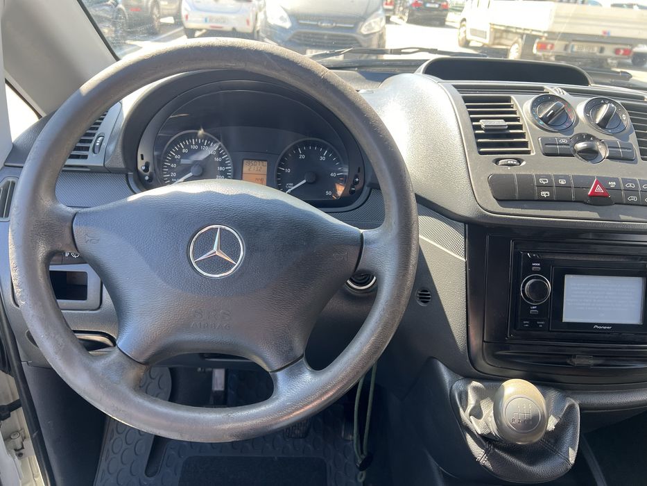 Vendo Mercedes-Benz Vito, furgão comercial, em cor branca.