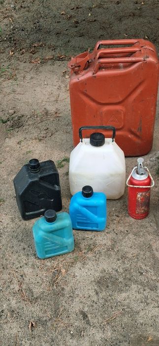 Butle na gaz i chłodnicza i kanistry  pojemniki z czasów PRL