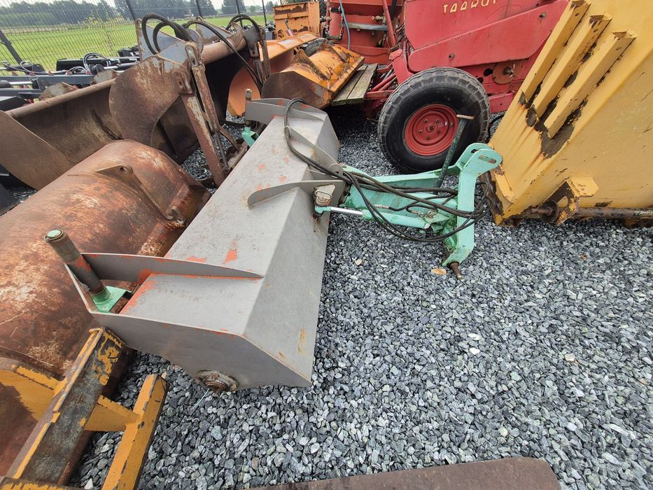 Do traktora szczotka ,zawieszana na tyl