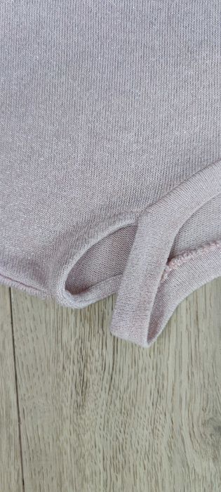 Luźny sweterek pudrowy róż ze srebrną nitką, M