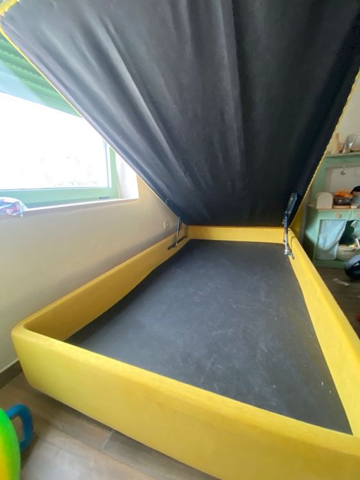 Cama de solteiro amarela com arrumação + colchão