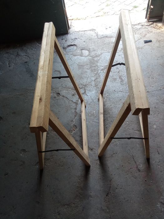 Dois tripés para pintura ou feirantes!