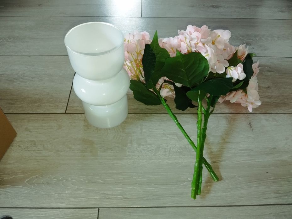 Sztuczne kwiaty w wazonie