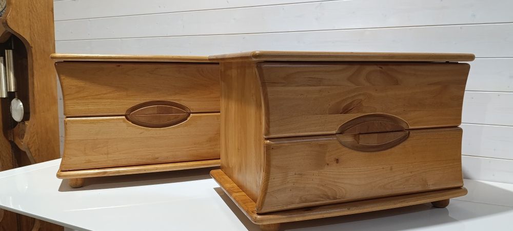 Szafki nocne z litego drewna.