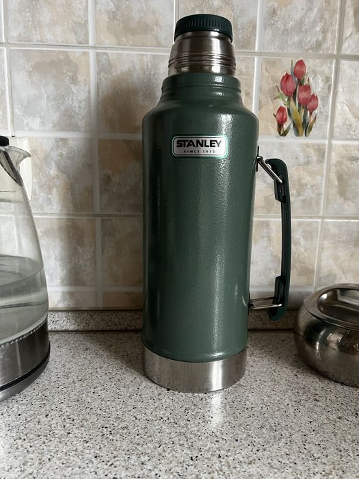 Продам термос  STANLEY-1.9 л.