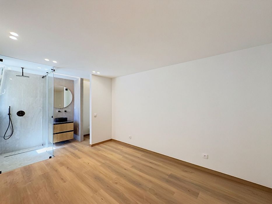 Apartamento t2 com logradouro totalmente renovado no feijo/almada