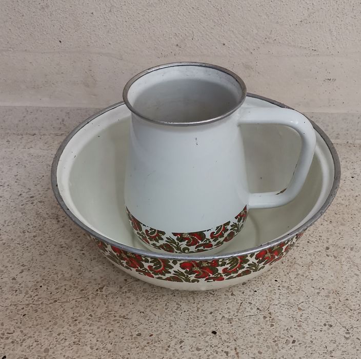 Conjunto de bacia de lavatório e jarro alto, em metal esmaltado (conhecido popularmente por ágata).