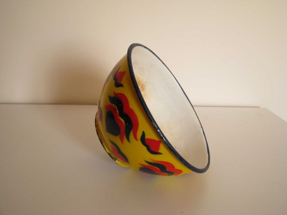 Piękna, stara, metalowa, emaliowana na żółto miska we wzory