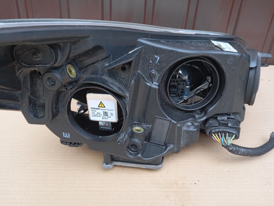 Ford Focus MK3 Lampa przód lewa Xenon BM5113D155AJ