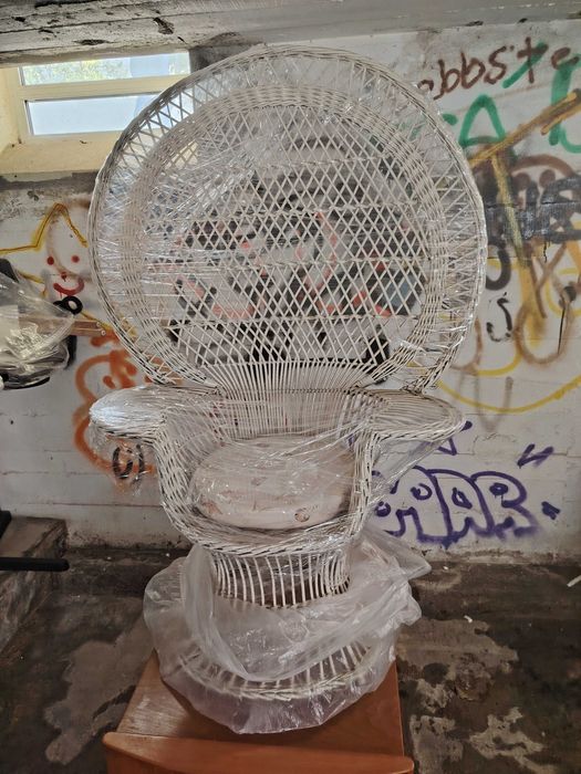 cadeirão vime branco/creme COMO NOVO