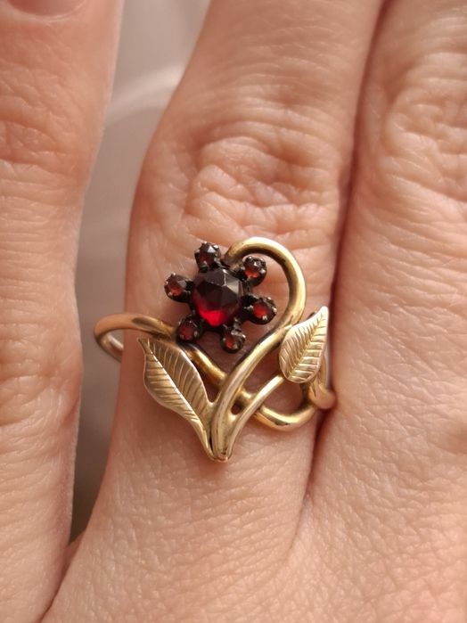 Stary złoty pierścionek z granatami