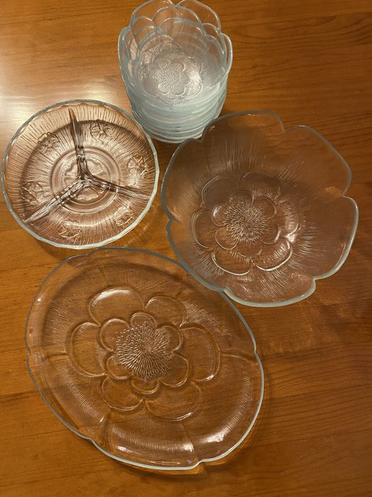 Conjunto de taças, e pratos