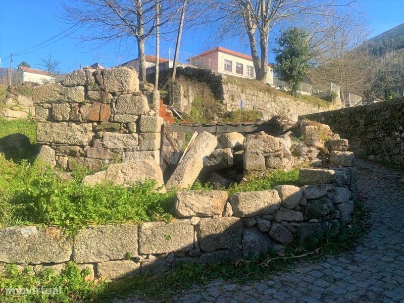 Terreno com ruina / Baião, Teixeira e Teixeiró