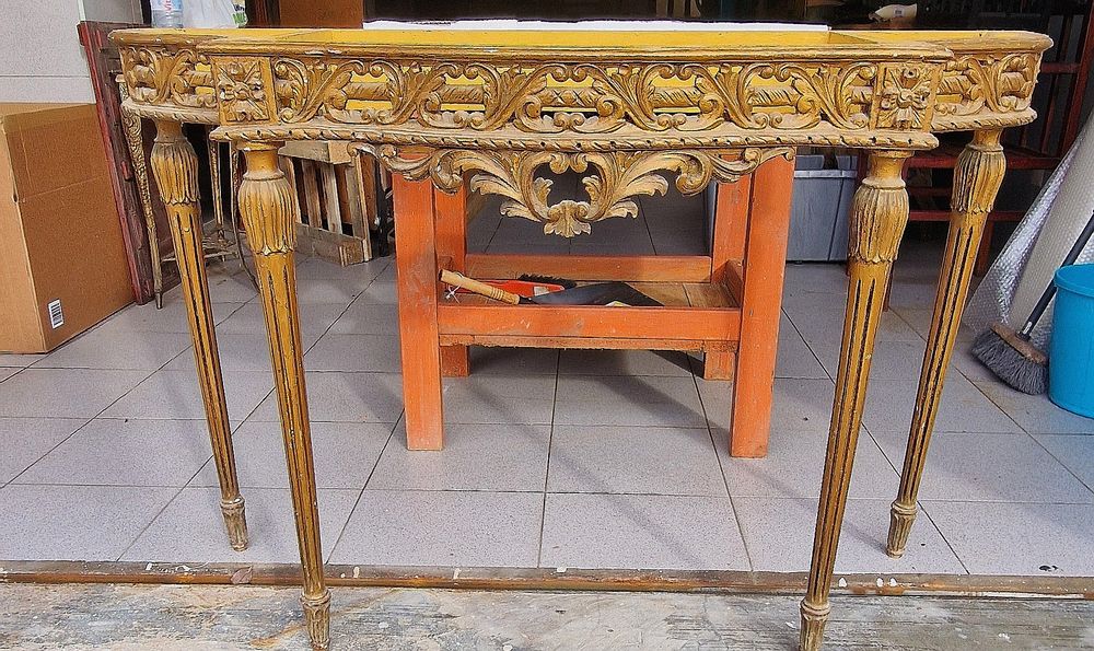 Mesa tipo credencial dourada